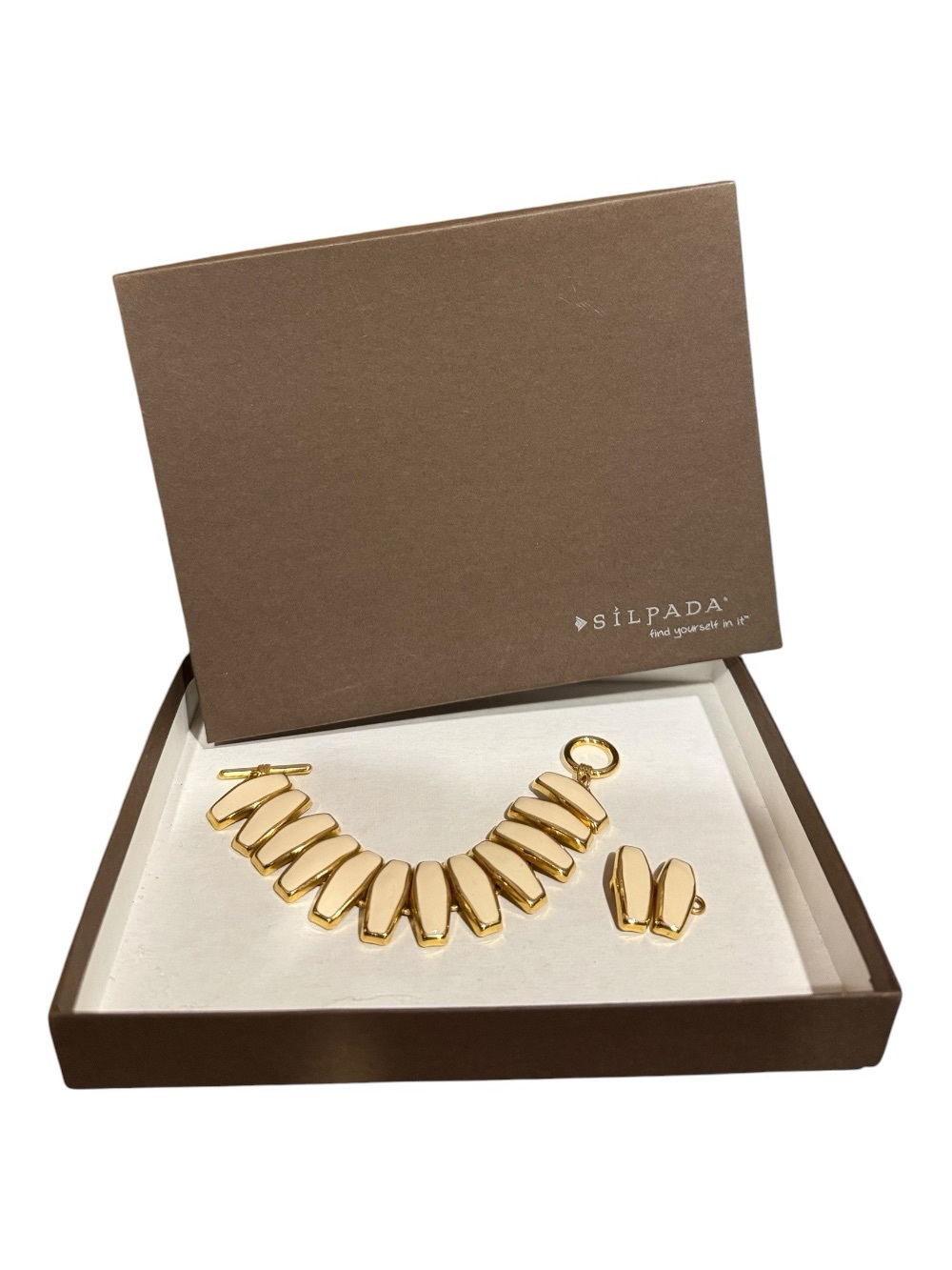 💚💰BOGO FREE Ivory & Gold Tone Bracelet with Extender
